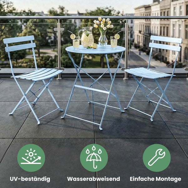 Blaues Bistro-Set aus Metall mit einem runden Klapptisch und zwei Klappstühlen auf einer modernen Terrasse mit Pflanzen.
