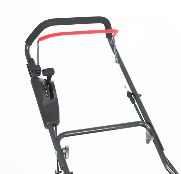 Detailaufnahme des Griffs eines Rasenmähers mit Bedienelementen