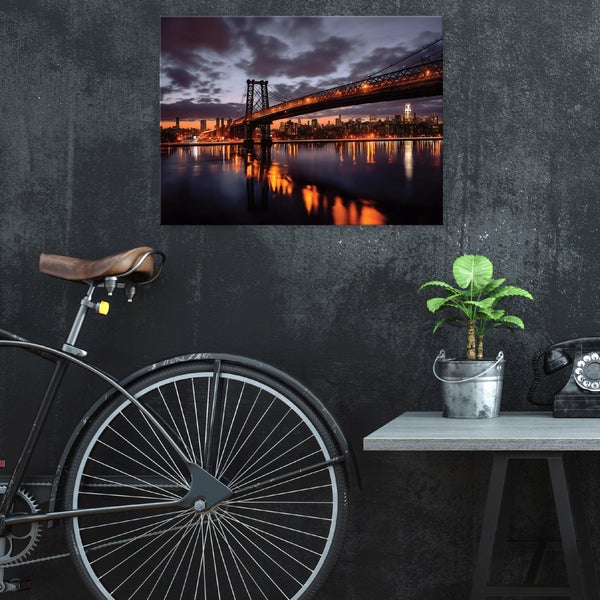 Dekorative Leinwand mit Brückenmotiv über Fahrrad und Beistelltisch