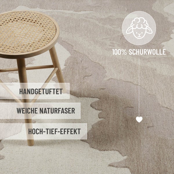 Handgetufteter Teppich aus 100 Prozent Schurwolle mit Hoch-Tief-Effekt und weichen Naturfasern neben einem Holzstuhl.