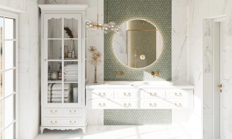 Helles Badezimmer mit Waschtisch, Spiegel und Glasschrank