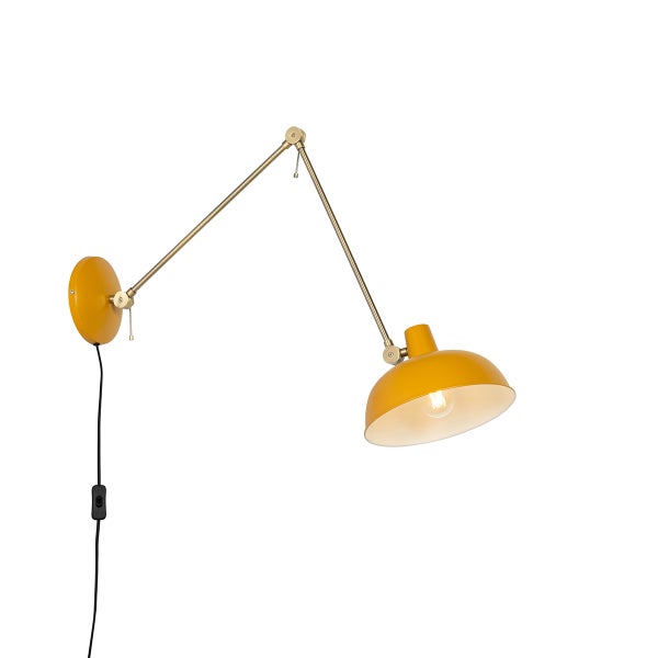 Wandleuchte mit verstellbarem Gelenkarm aus Metall in Messing-Optik, gelber Lampenschirm und Wandhalterung, mit Schnurschalter.