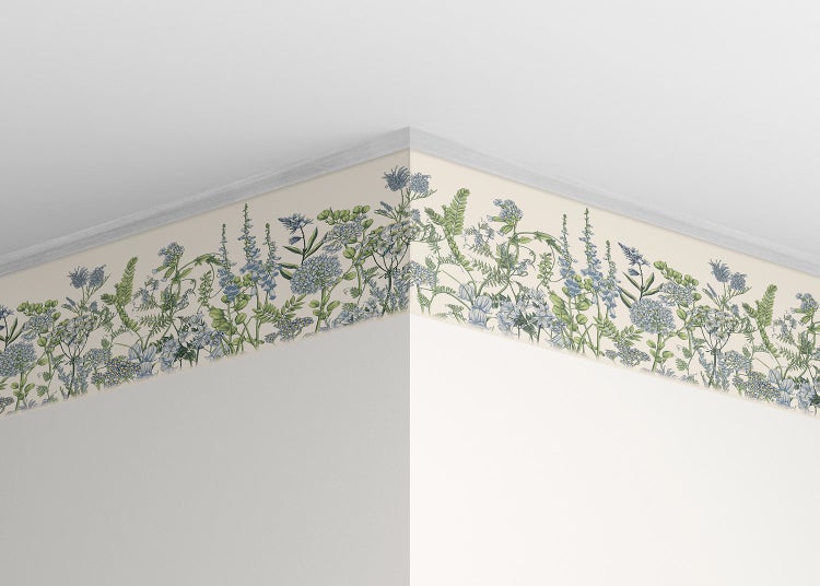 Tapetenborte mit botanischem Muster aus Wildblumen und Farnen an einer hellen Wand unter der Zimmerdecke.