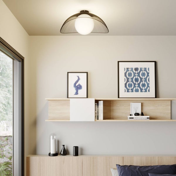 Deckenleuchte mit Lampenschirm und weißem Leuchtmittel in einem Zimmer mit Regal