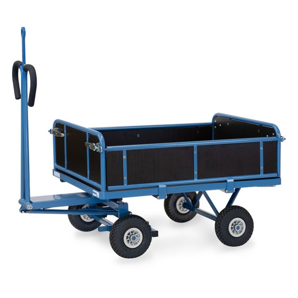 Handwagen mit vier Rädern, blauem Stahlrohrgestell, dunklen Holzwänden und einer Deichsel zum Ziehen.