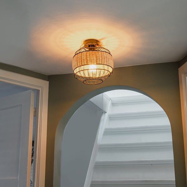 Deckenleuchte aus Rattan im Innenraum