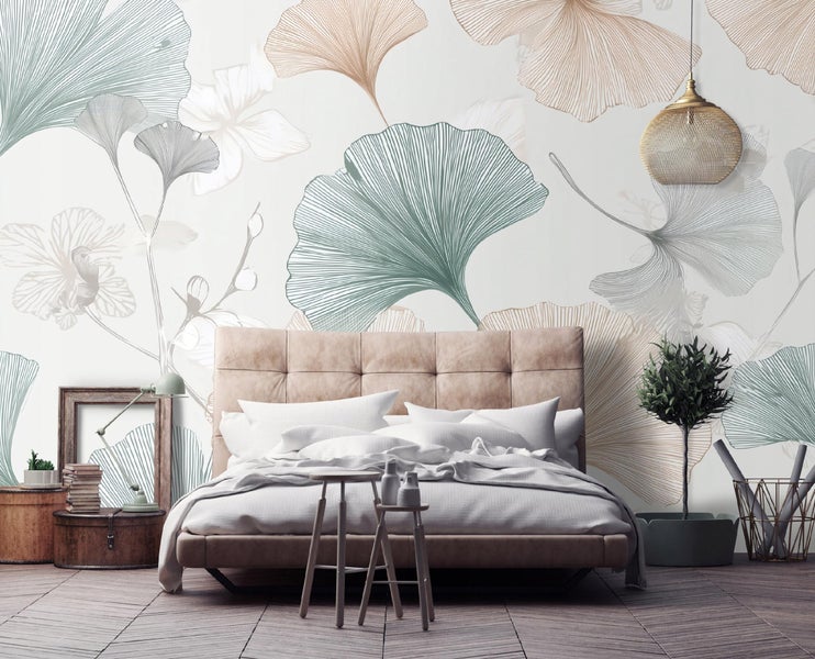 Schlafzimmer mit Bett, Beistelltisch und Tapete mit Blättermuster