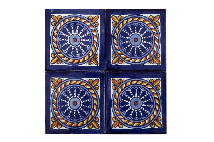 Vier quadratische, verzierte Keramikfliesen