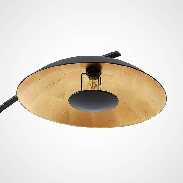 Detailansicht einer goldenen Deckenleuchte