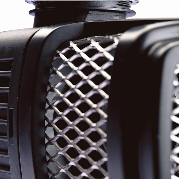 Detailaufnahme eines Pumpengehäuses mit einem Schutzgitter aus Metall.