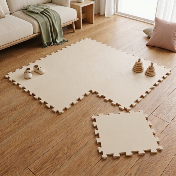Puzzlematte aus Schaumstoff als Spielteppich für Kinder in einem Wohnzimmer mit Holzoptik Boden.