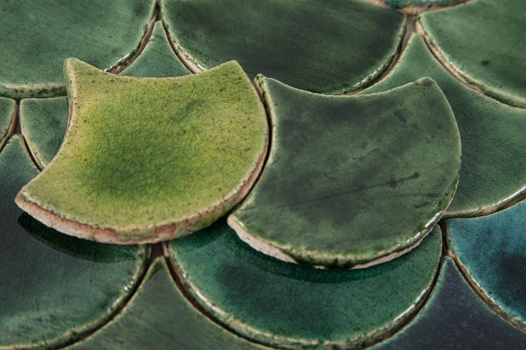 Keramikfliesen in Form von Fischschuppen