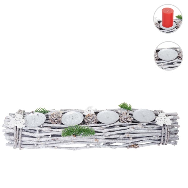 Weihnachtsgesteck mit Kerzenhaltern und Dekorationsartikeln