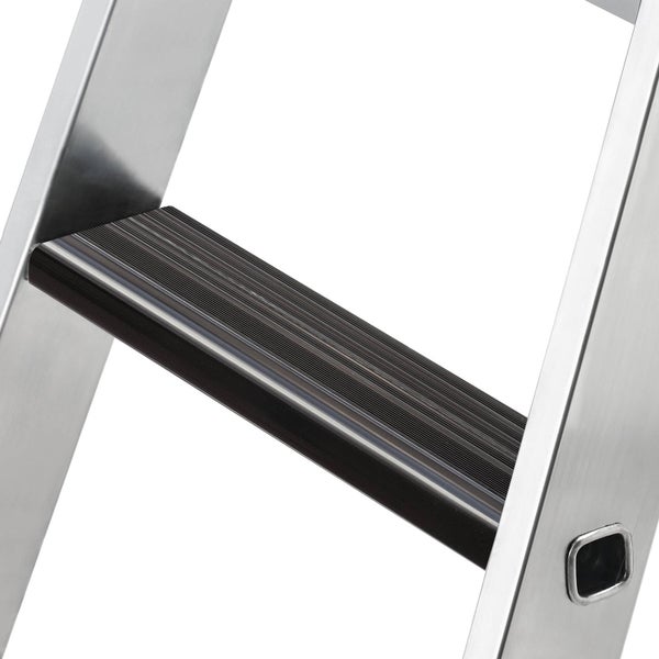 Detailansicht einer Sprosse einer Aluminiumleiter mit geriffelter Oberfläche