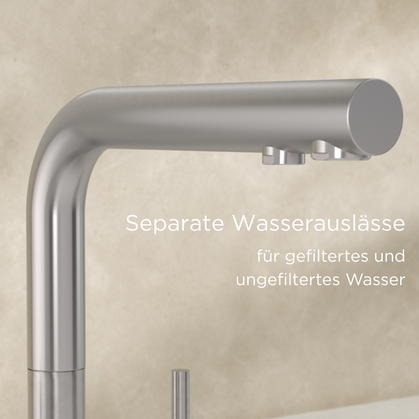Küchenarmatur mit zwei getrennten Wasserauslässen für gefiltertes und ungefiltertes Wasser.