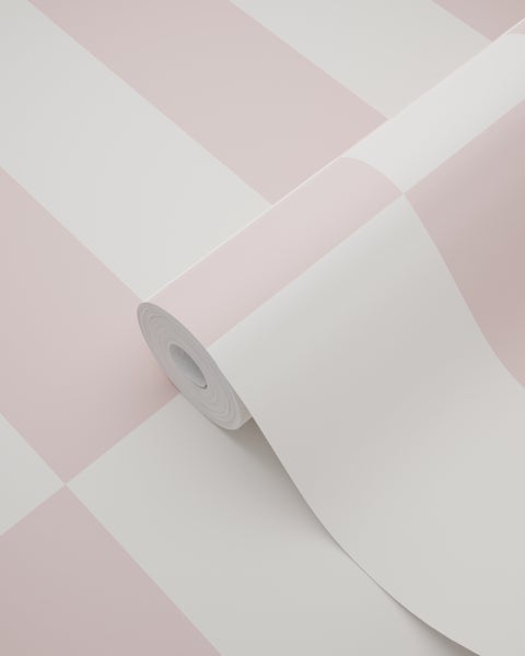 Tapetenrolle mit großem Karomuster in Rosa und Weiß.