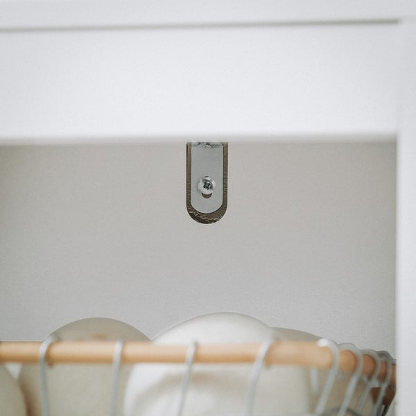 Detailansicht eines Schranks mit Befestigungselement