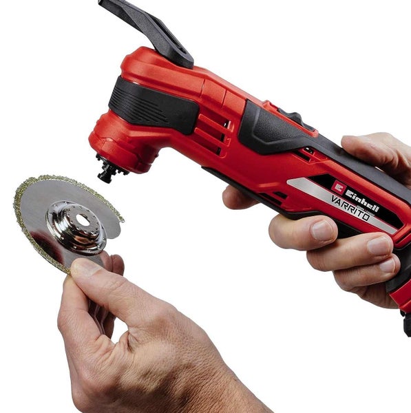 Einhell Akku Multifunktionswerkzeug Varrito mit einem Segmentsägeblatt, das von Händen gehalten wird.