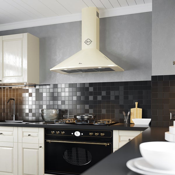 Moderne Landhausküche mit cremefarbener Gurani Wandesse über schwarzem Gasherd, schwarzen Fliesen und hellen Küchenfronten.