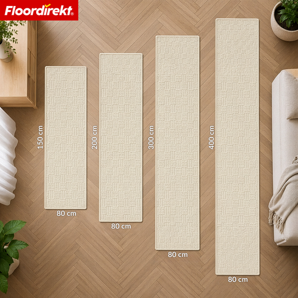 Vier Teppichläufer mit Strukturmuster in Längen von 150 bis 400 Zentimeter und 80 Zentimeter Breite auf Holzboden. Floordirekt Logo.