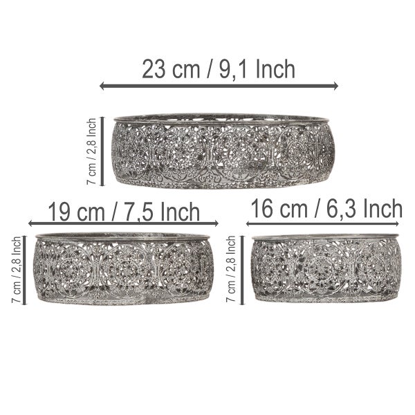 Set aus drei runden Dekoschalen aus Metall mit Muster. Durchmesser 23, 19 und 16 Zentimeter. Alle sind 7 Zentimeter hoch.