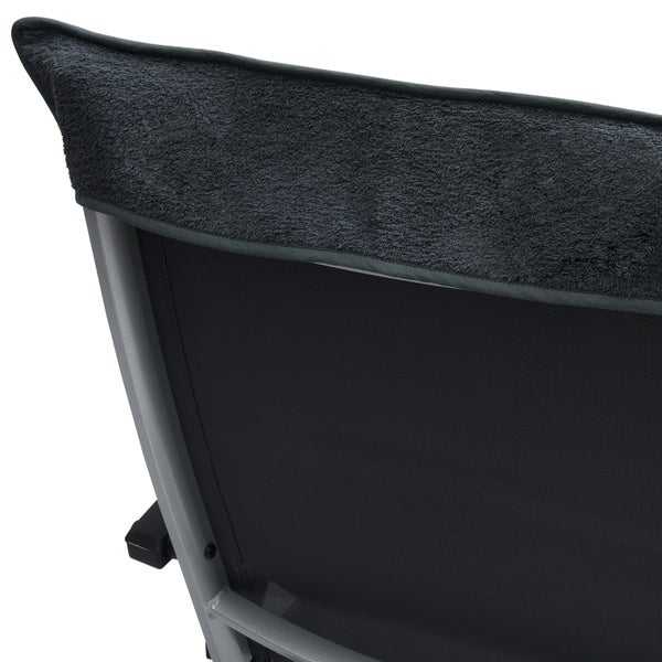 Detailansicht eines Liegestuhls mit Handtuchbezug