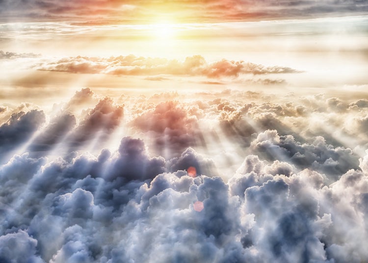 Ansicht einer weiten Wolkendecke mit Sonnenstrahlen, die durch die Wolken brechen. Lichtdurchflutet und weitläufig.