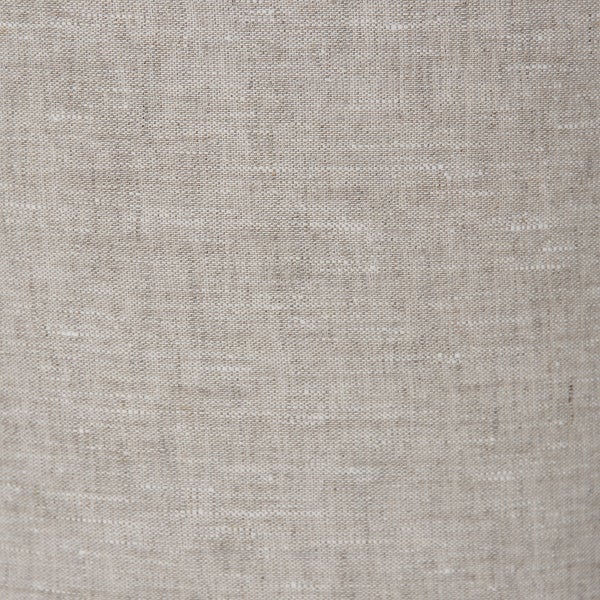 Nahaufnahme eines grob gewebten, beigen Textilstoffes mit Leinenstruktur.