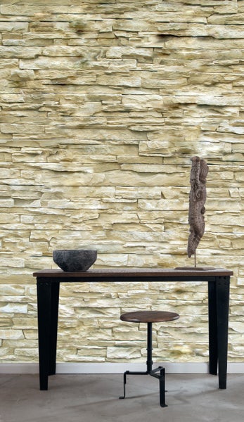 Dekorative Wand mit Steinpaneelen im Innenbereich, Tisch und Stuhl