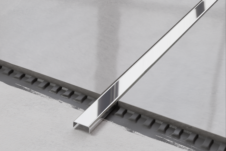 Detailaufnahme einer Duschrinne mit Fliesen und Estrich