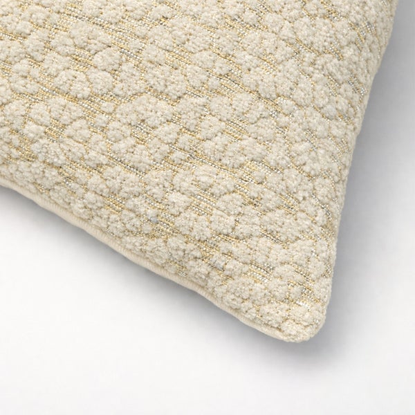 Dekokissen mit geometrischem Muster