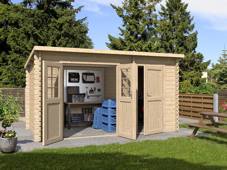 Gartenhaus aus Holz mit Pultdach, zwei Doppeltüren, Werkstattbereich mit Werkbank, Werkzeugwand und Lagerkisten im Garten.