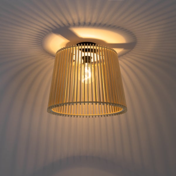 Moderne Deckenleuchte mit einem Lampenschirm aus Holzlamellen und Lichteffekt an der Decke.