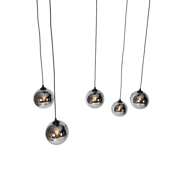 Pendelleuchte mit fünf Glaskugeln an schwarzen Kabeln