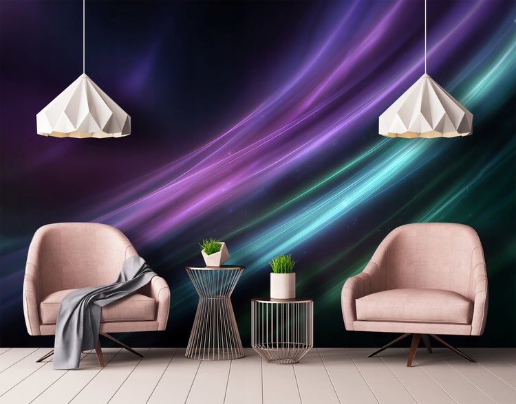 Wohnzimmer mit zwei Sesseln, Beistelltischen, Zimmerpflanzen und Pendelleuchten vor einer gemusterten Wandtapete