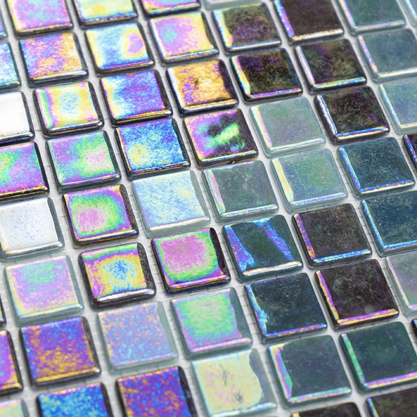 Quadratische Mosaikfliesen aus Glas mit irisierender Oberflaeche fuer Wand und Boden in Innenbereichen.