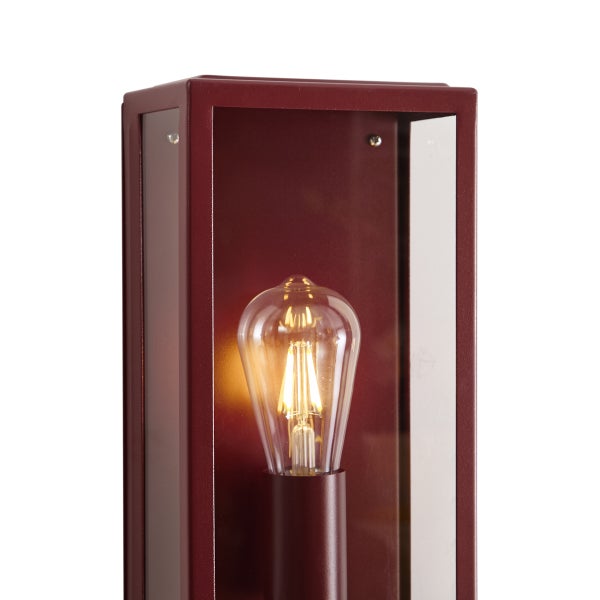 Rechteckige Außenwandleuchte aus Metall und Glas in Dunkelrot mit leuchtendem LED-Filament-Leuchtmittel.