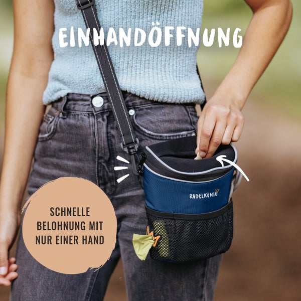 Person mit Hunde-Leckerli-Tasche von Rudelkönig, die mit einer Hand geöffnet werden kann
