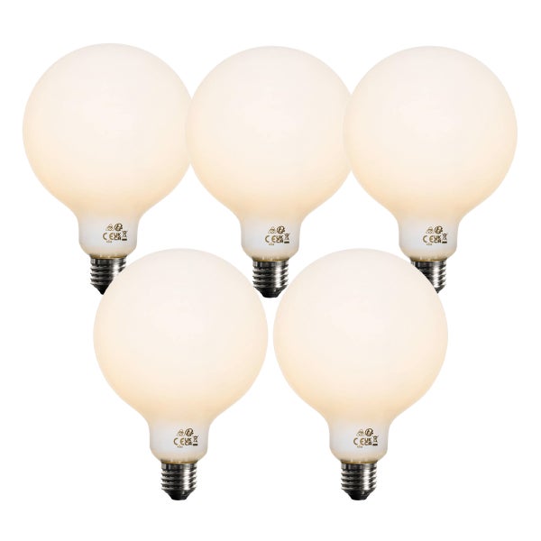 Fünf matte LED-Globelampen mit E27-Sockel.