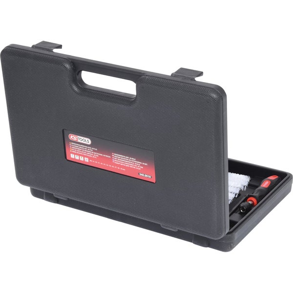 Ein Akku-Bohrschrauber wird an einem Fahrzeugfahrwerk verwendet.