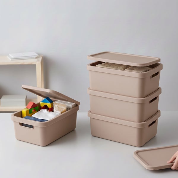 Set aus stapelbaren Aufbewahrungsboxen mit Deckel zur organisierten Aufbewahrung von verschiedenen Haushaltsgegenständen und Spielzeug
