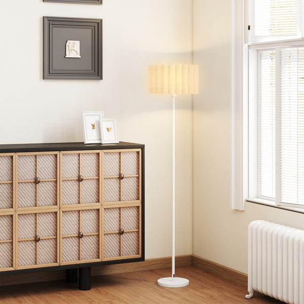 Szene mit einem Schrank, einer Stehlampe, einem Heizkörper und Dekoration