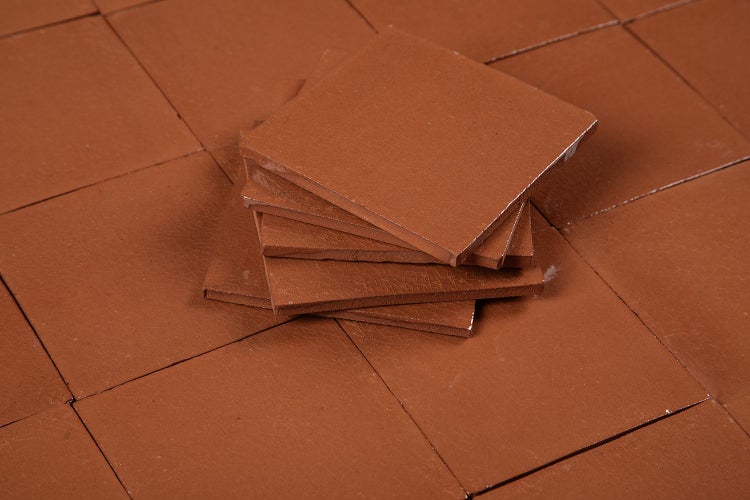 Quadratische Bodenfliesen aus Terrakotta gestapelt