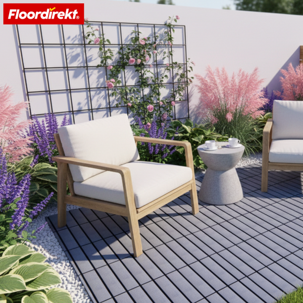 Terrasse mit grauen Fliesen, zwei Stühlen mit weißen Kissen und einem Tisch. Floor direkt Logo.