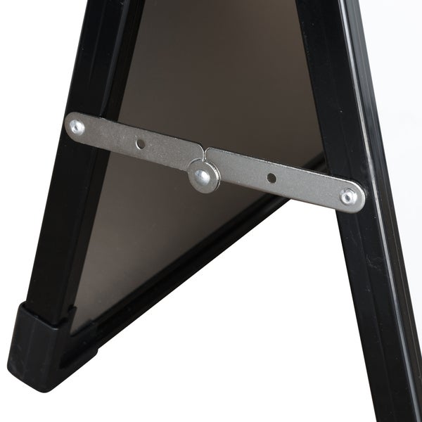 Detailansicht der klappbaren Metallstrebe an einem schwarzen Kundenstopper.