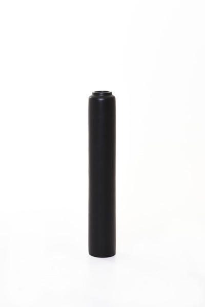 Hohe, zylindrische schwarze Vase mit matter Oberfläche.