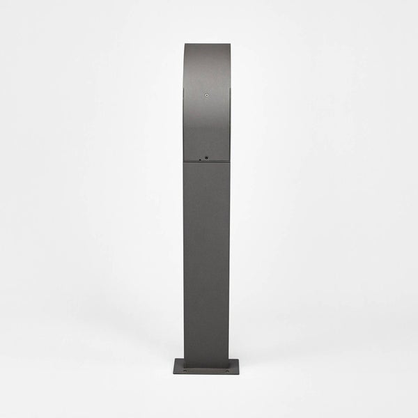 Schlanke Außenleuchte für Wege aus anthrazitfarbenem Metall mit gewölbtem Kopf und rechteckiger Bodenplatte.