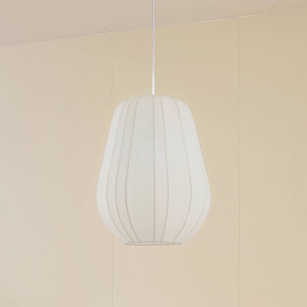 Weiße Hängeleuchte mit geripptem, ovalem Lampenschirm.