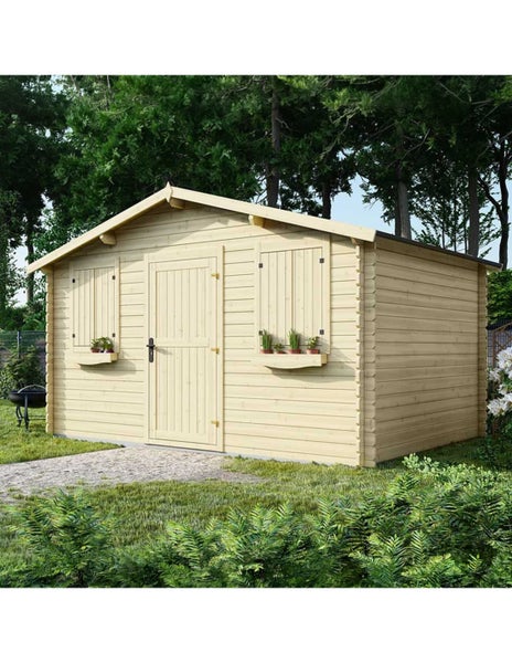 Gartenhaus aus Holz mit Satteldach, zentraler Tür und zwei Fenstern mit Fensterläden sowie Blumenkästen in einem Garten.