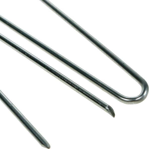 Erdanker aus Metall zur Befestigung von Unkrautvlies oder Netzen im Boden, U-förmig gebogen mit spitzen Enden.